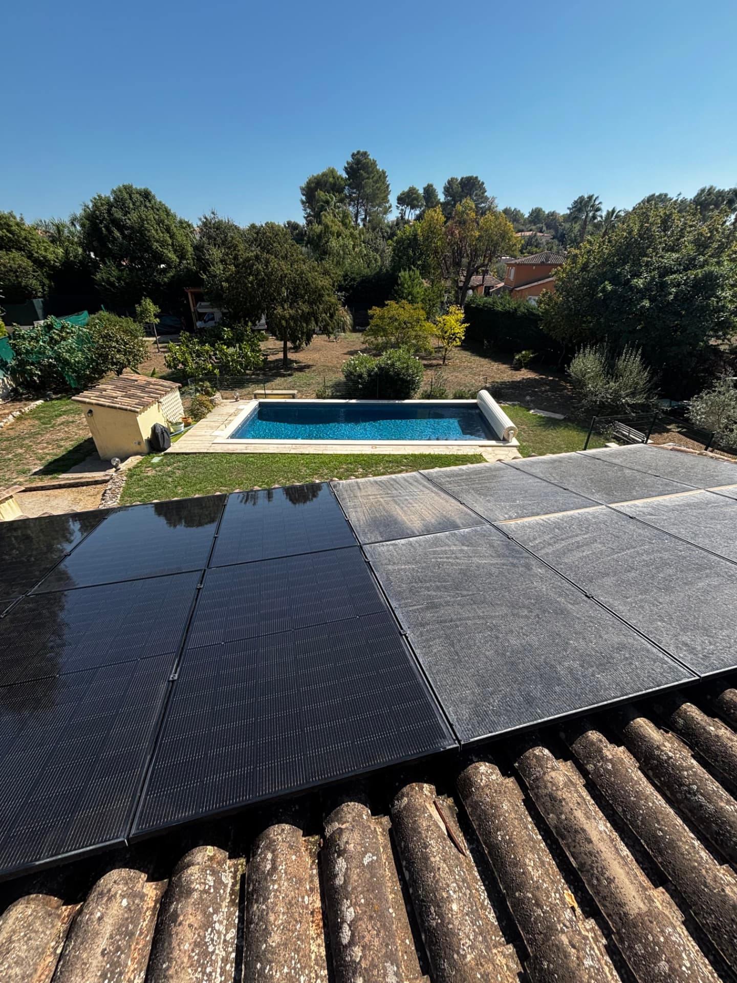 Panneaux solaires à moitié nettoyés, avant et après côte à côte