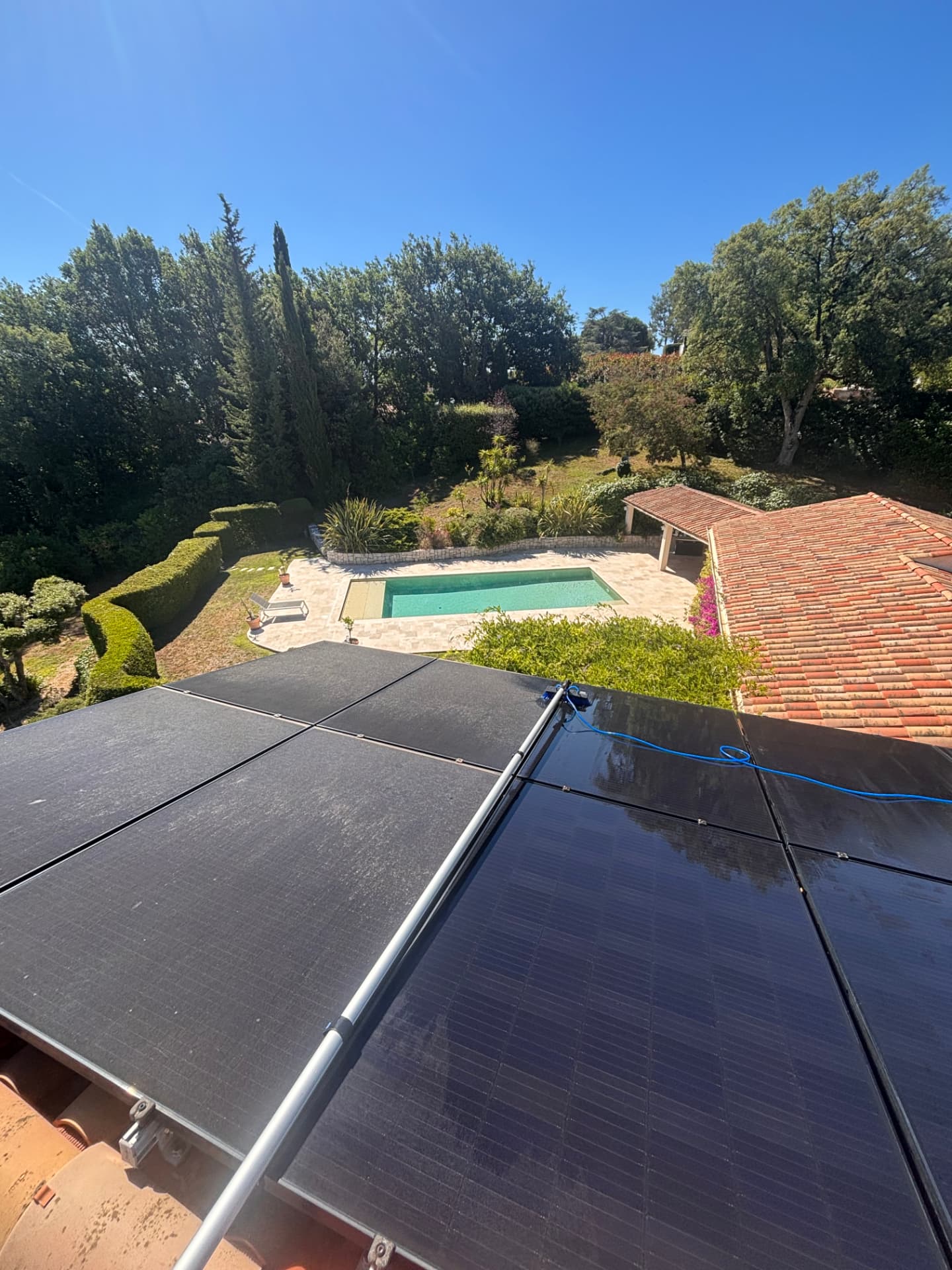 Nettoyage de panneaux solaires à la perche avec eau pure